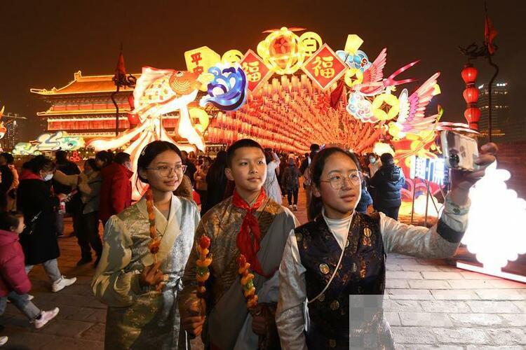 登城墙 赏花灯 藏族孩子在西安体验传统年味